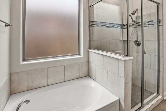 Building Photo - 4 Bedroom/3 bath home Southglen Subdivision