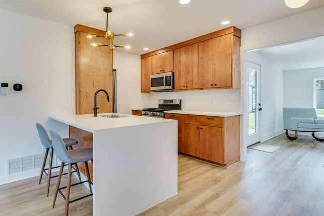 Building Photo - 905 Turtle Creek Blvd