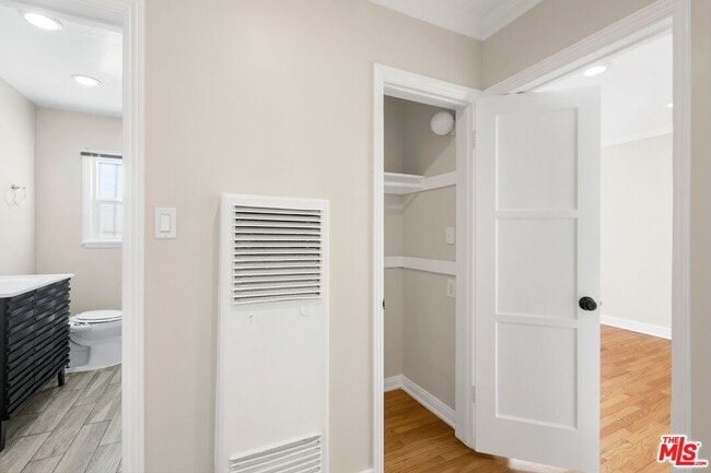 Building Photo - 827 N Alta Vista Blvd