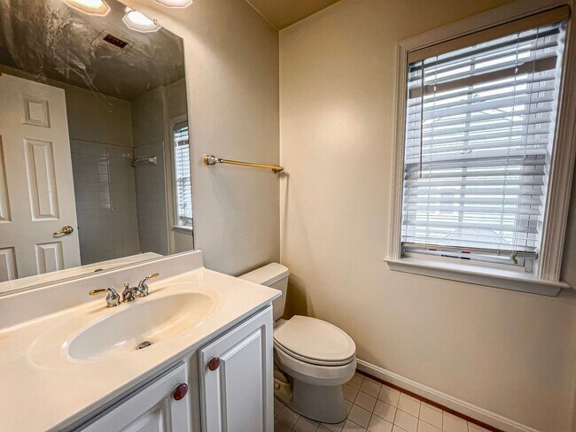 Building Photo - Huge 3 Bedroom 2.5 Bathroom Brick Townhome...