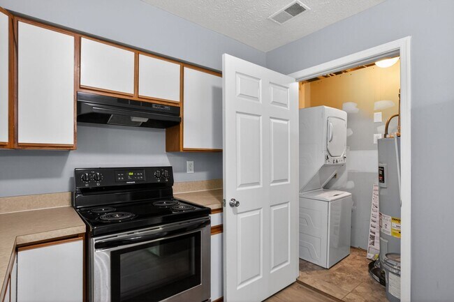 Building Photo - 3 Bedroom Townhouse King George