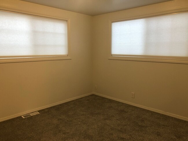 Building Photo - 2 Bedroom home with detached Office/Room.