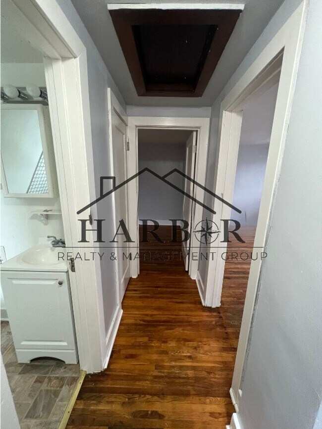 Building Photo - Bright and Comfortable Living!