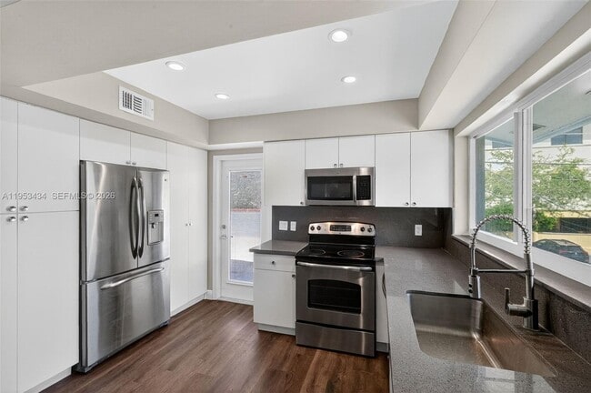 Building Photo - 539 Menendez Ave