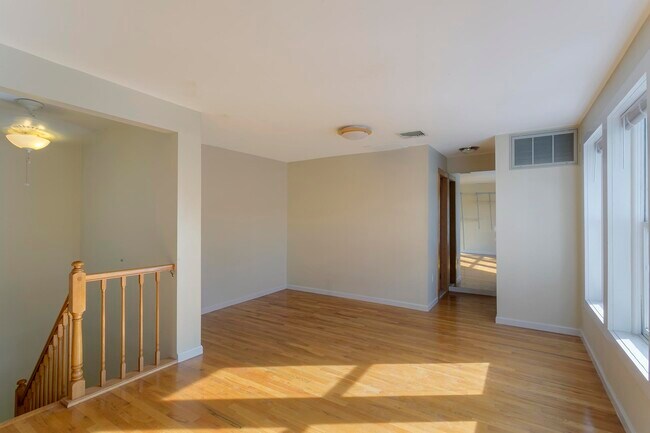 Building Photo - 110 Morris St