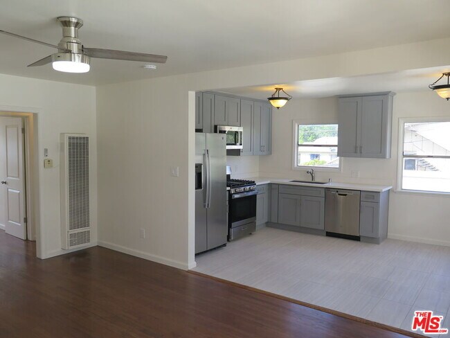 Building Photo - 833 N Kingsley Dr