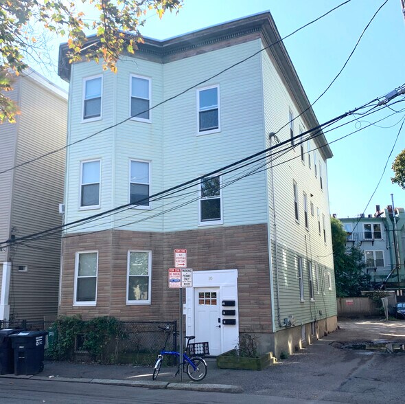 Building Photo - 10 Clary St