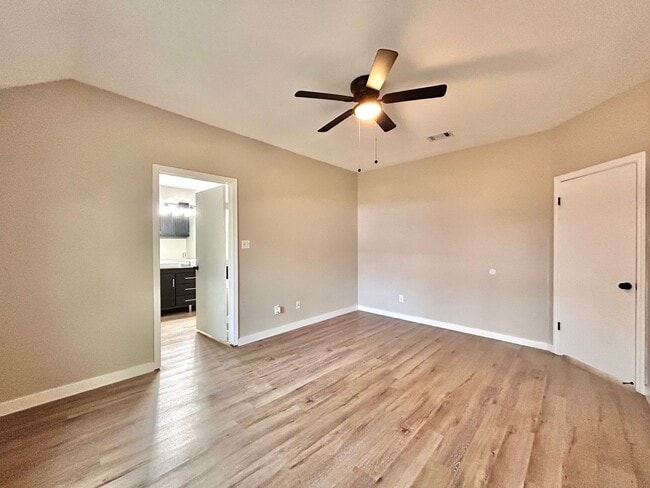 Building Photo - 3/BR 2/BA Home with Natural Light, Big Bac...