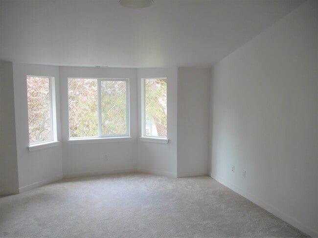 Building Photo - Lovely Lake City 3 Bed Townhome