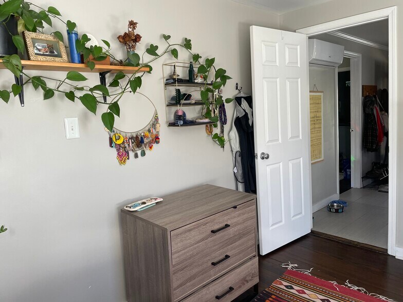 View of beroom leading out to kitchen - 520 Commonwealth St