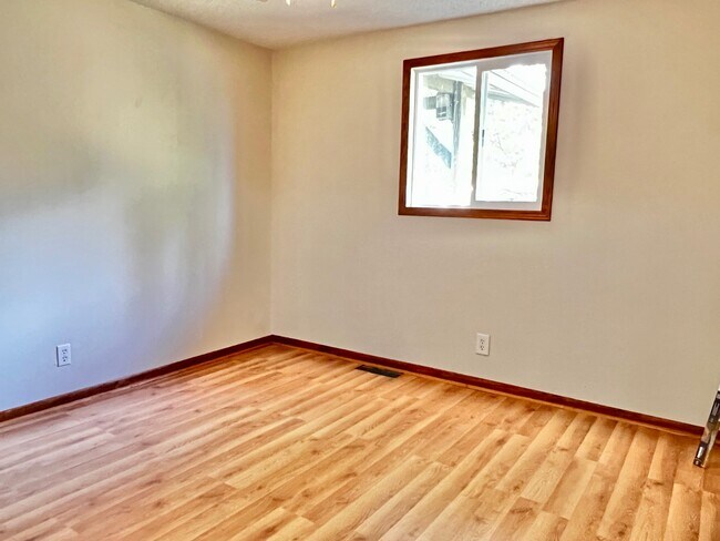 Building Photo - 1047 Oak Dr