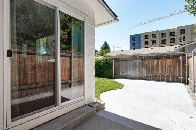 Building Photo - Newly Renovated Townhouse with a $500.00 m...