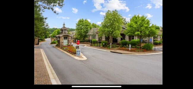 Building Photo - 109 Village Green Ave