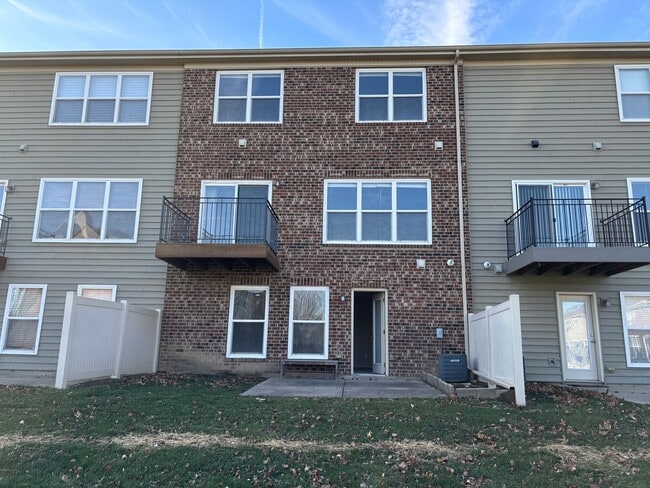 Building Photo - Don't miss out on this great 3 bed 3.5 bath townhouse with tons of amenities!