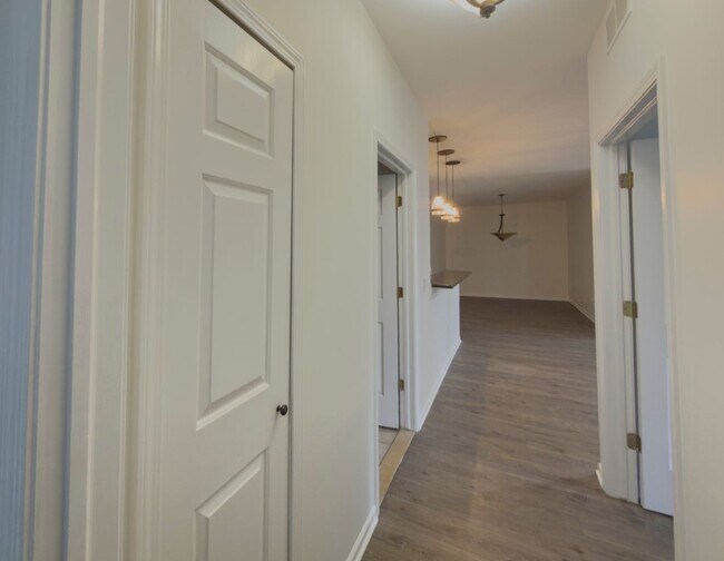 Building Photo - Beautiful Ranch 2 bed/2 bath Condominium