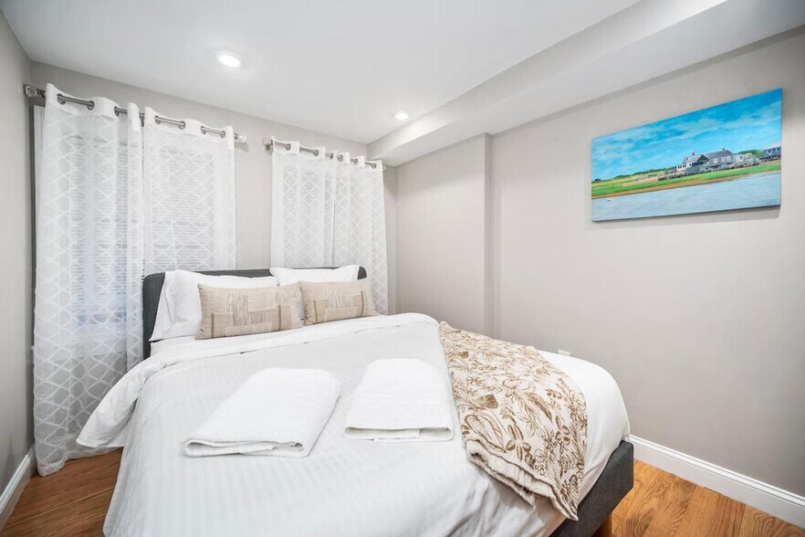 Building Photo - 169 Endicott St