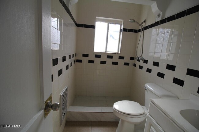 Building Photo - 3200 Richmond Ave