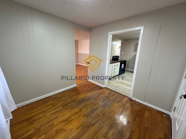 Building Photo - Spacious 4 Bedroom Home Featuring Open Layout & Hardwood Floors Available NOW!
