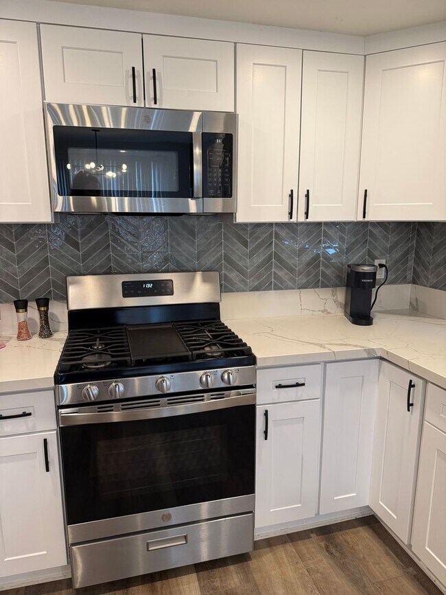 Building Photo - 4 Bed/3Bath