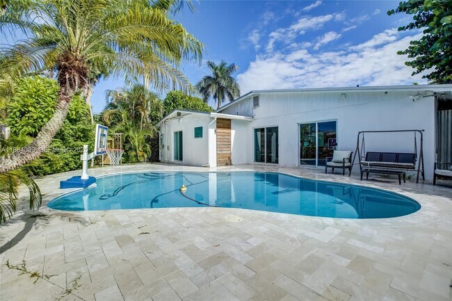 Building Photo - 2601 NE 11th Ct