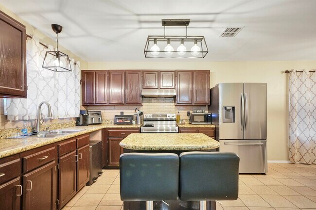 Building Photo - 2122 Mallorca Dr