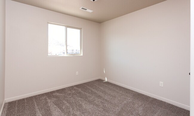 Building Photo - 3 Bedroom Townhome in The Cottages at Foss...