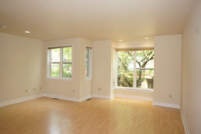 Building Photo - Beautiful 2 bedroom Belmont Condo. 3 Stories, 1 car garage, open floor plan, a/c. Amazing unit!