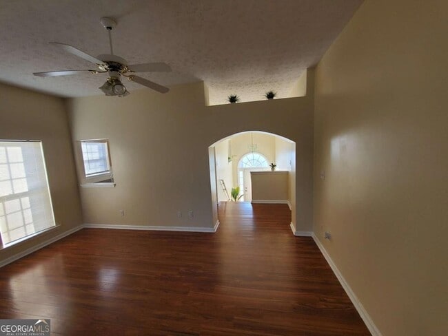 Building Photo - 5450 Twin Lakes Dr