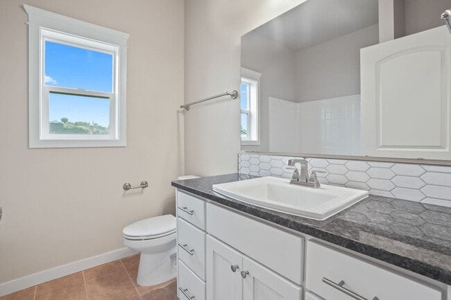 Building Photo - NEWER - BEAUTIFUL 3BD/2.5BA HOME + OFFICE or 4TH BEDROOM