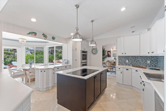 Building Photo - 830 NE Boca Bay Colony Dr