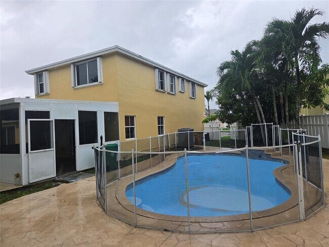 Building Photo - 7000 SW 39th Ct