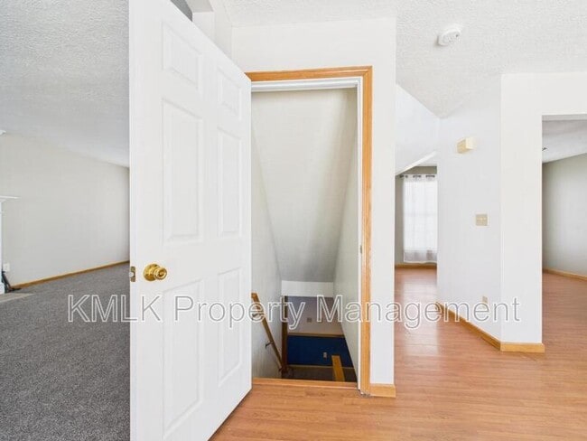 Building Photo - 411 Treeview Dr