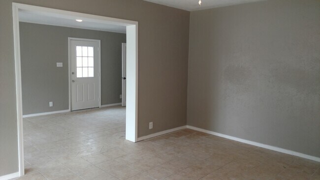 Building Photo - 820 Lamar St