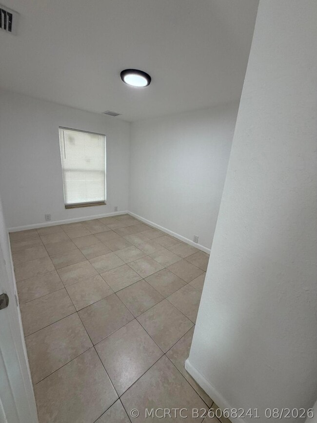 Building Photo - 926 S F St