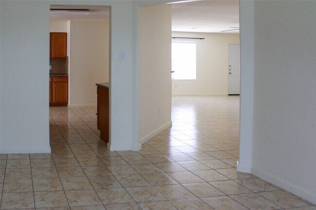 Building Photo - 16945 Scenic Knoll