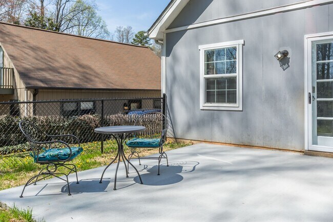 Building Photo - Spacious 3 bed 2 Bathroom House in Peace Haven Rd Winston-Salem