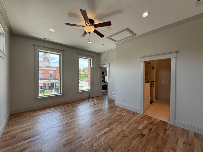 Building Photo - 129 E Lincoln Ave