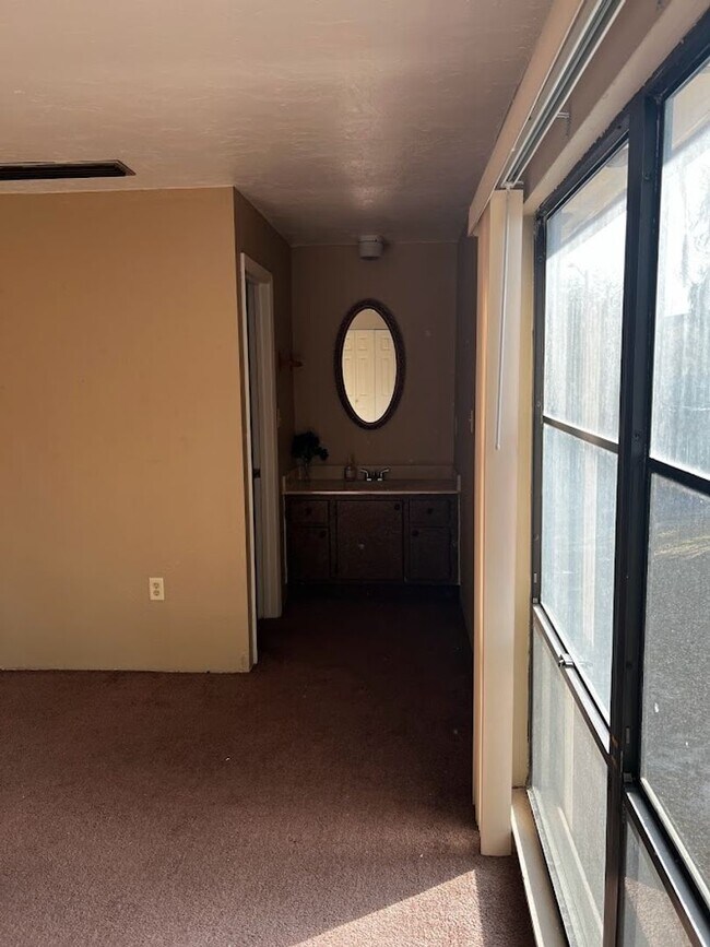 Building Photo - Spacious 1,226 SF Unit - 2 bd / 2 ba near ...