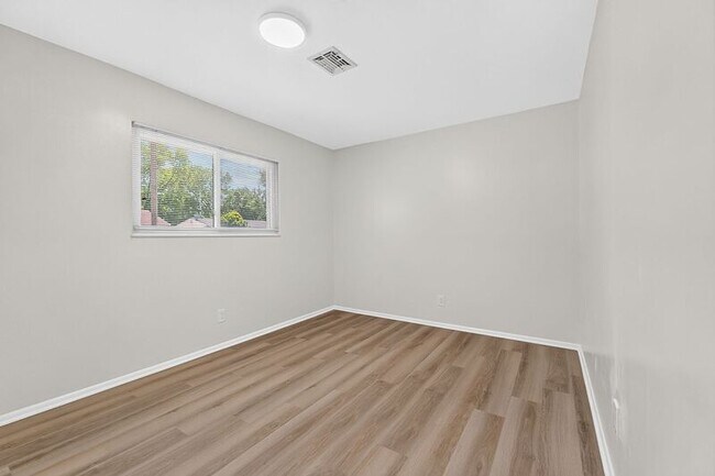 Building Photo - 5168 Mapleridge Dr