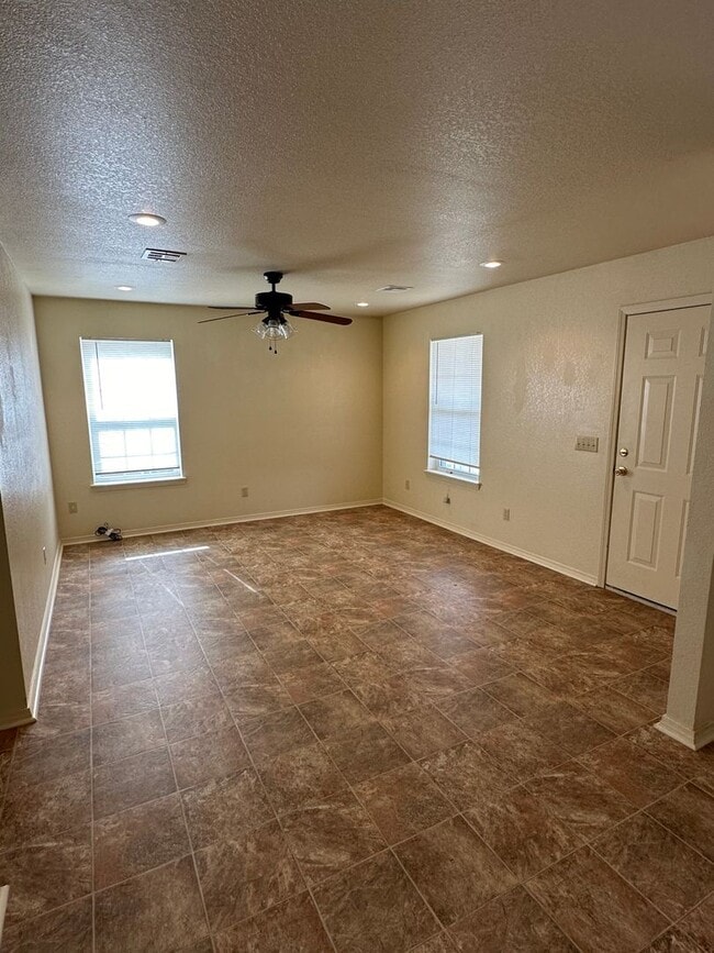 Building Photo - Nice 3 bedroom, 2 bath brick duplex