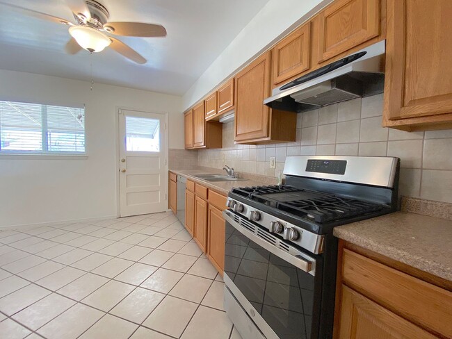 Building Photo - Northeast El Paso 4 bed(possible 5th) with...