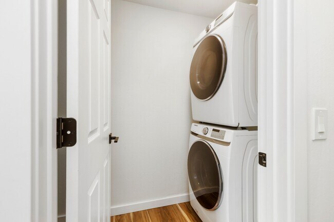 Building Photo - Newly Renovated 2BR/2BA Home with Private Balcony in Seattle