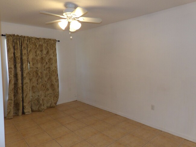 Building Photo - OPEN FLOOR PLAN 3 BEDROOM 2 BATH