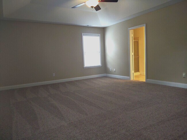 Building Photo - Beautiful Home located in the Hamilton Lak...