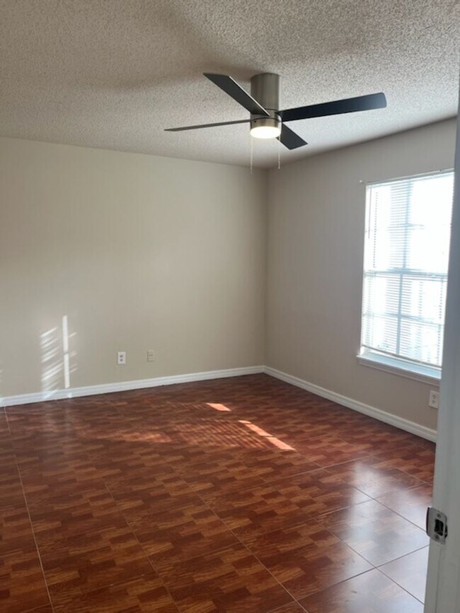 Building Photo - Ready Move to move 2 bedroom 2 bath Condo for Rent