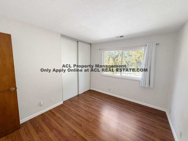 Building Photo - 3 Bed / 2.5 Bath | 1,362 Sq Ft | Prime Downtown San Leandro Location | Walkable + Parking