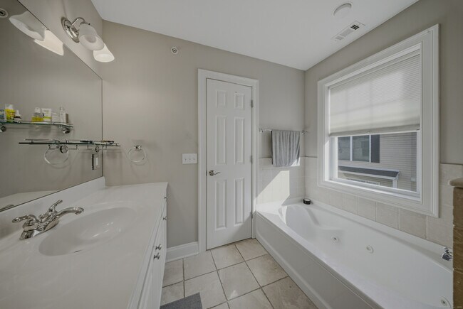 Building Photo - 1707 Summer St