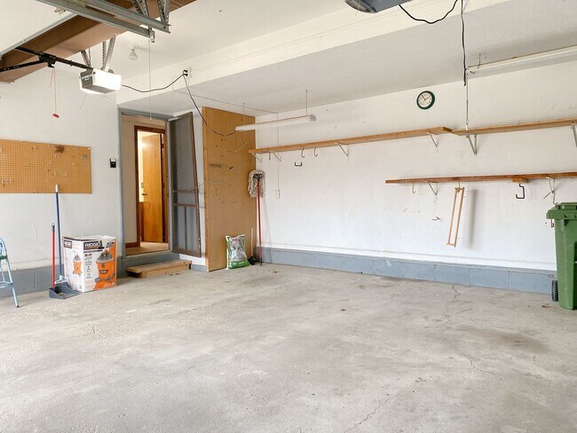 Building Photo - 3BD, 2BTH Bellevue Charmer Ready for YOU, $2,300!!