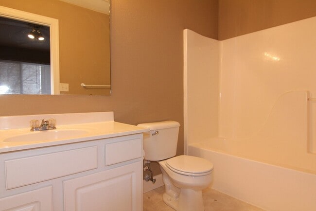 Building Photo - Beautifully Renovated Large 4 bedroom Dupl...