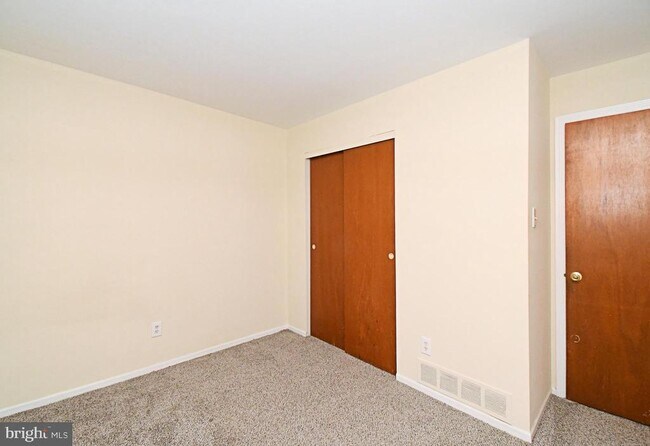 Building Photo - 592 Wrensong Rd